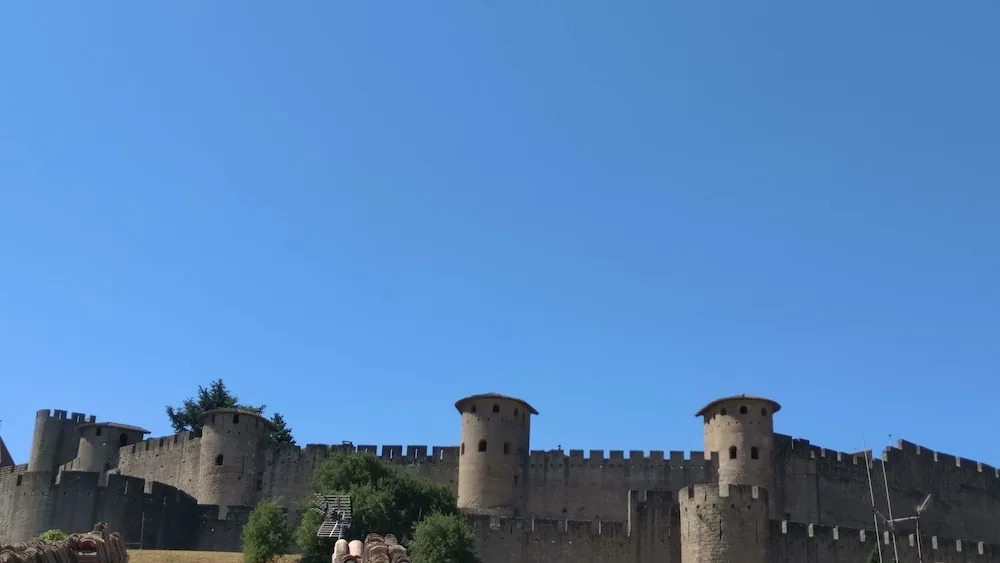 Au Pied Des Remparts
