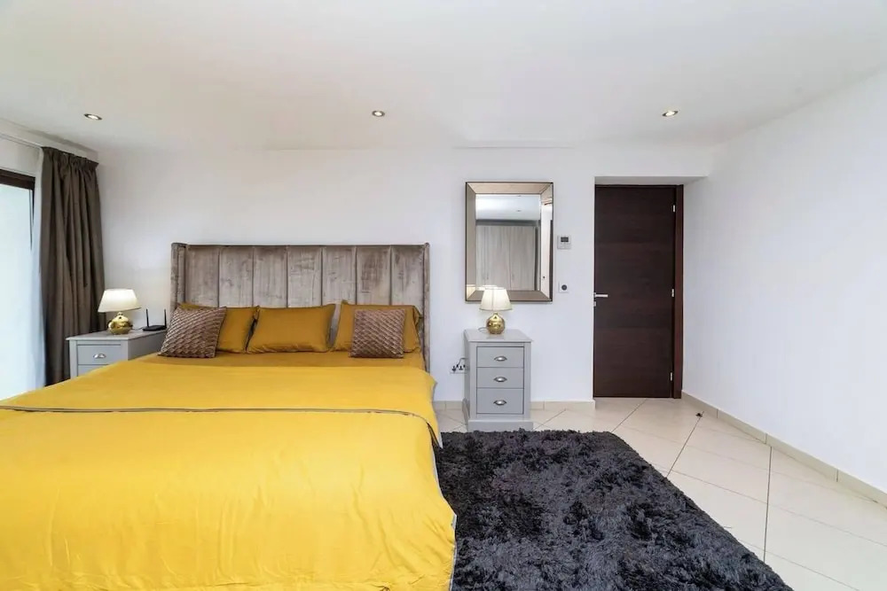 Modern 3BDR Apt at Villaggio - Rooftop Pool Skybar