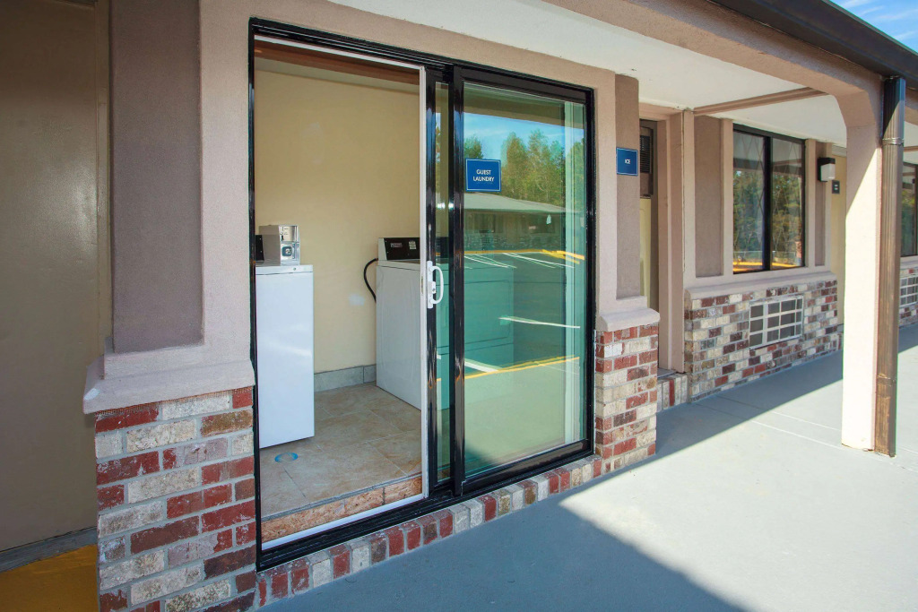 Travelodge by Wyndham Macon West