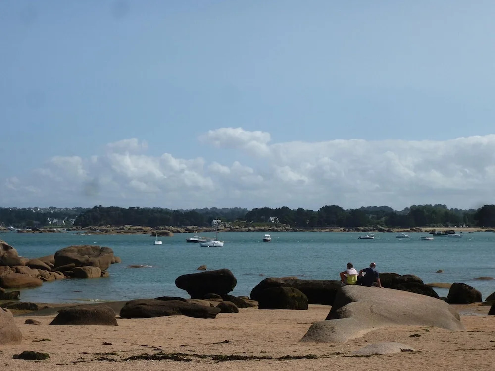 Spacious House Near Pink Granite Coast