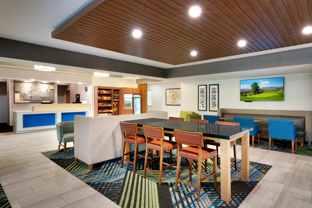 Holiday Inn Express & Suites Mitchell by IHG