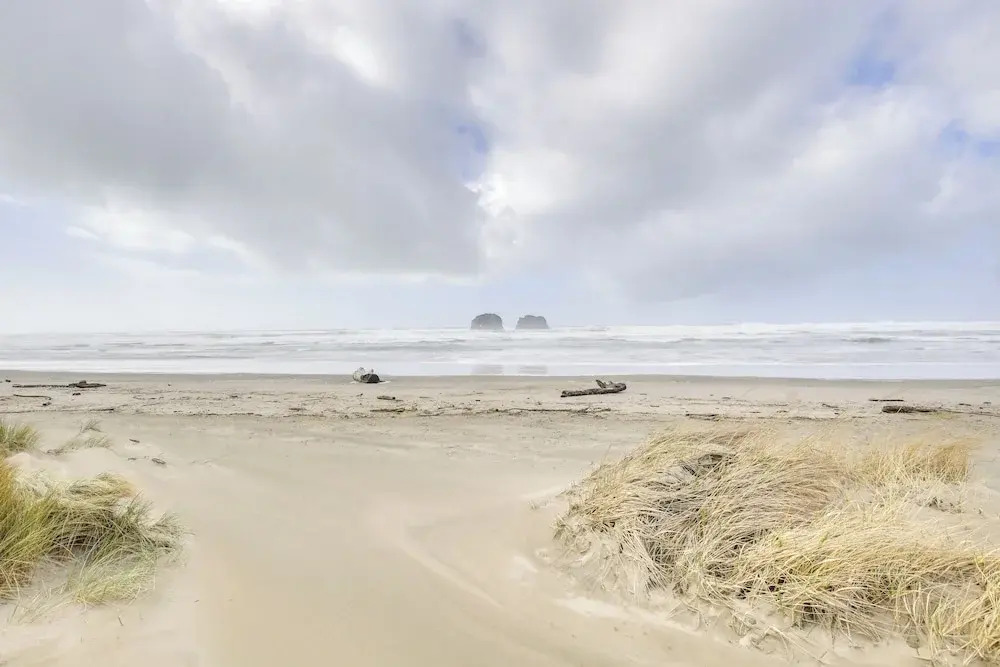 1 Block to Twin Rocks Beach: Pet-friendly Cottage