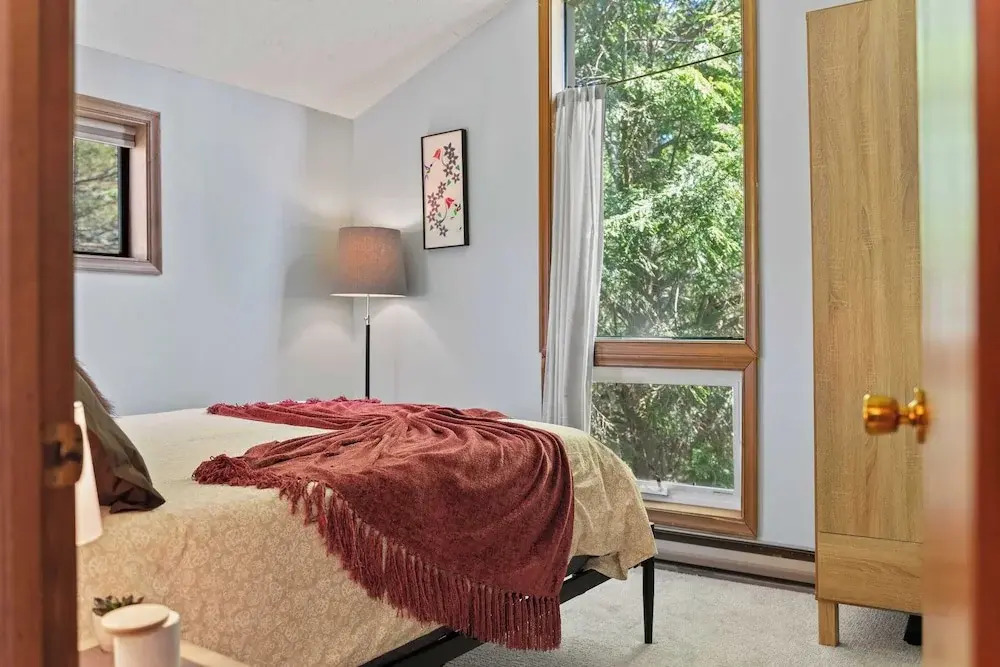 Waterside Haven by Avantstay Lakefront, Hot Tub, Game Room, Fire Pit