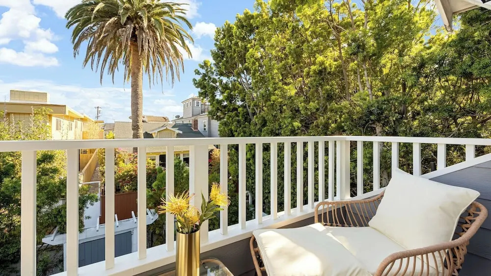 Venice Veranda by Avantstay 3-min Walk to Beach + Rare Walk Street EV Charger + Firepit + Outdoor Dining