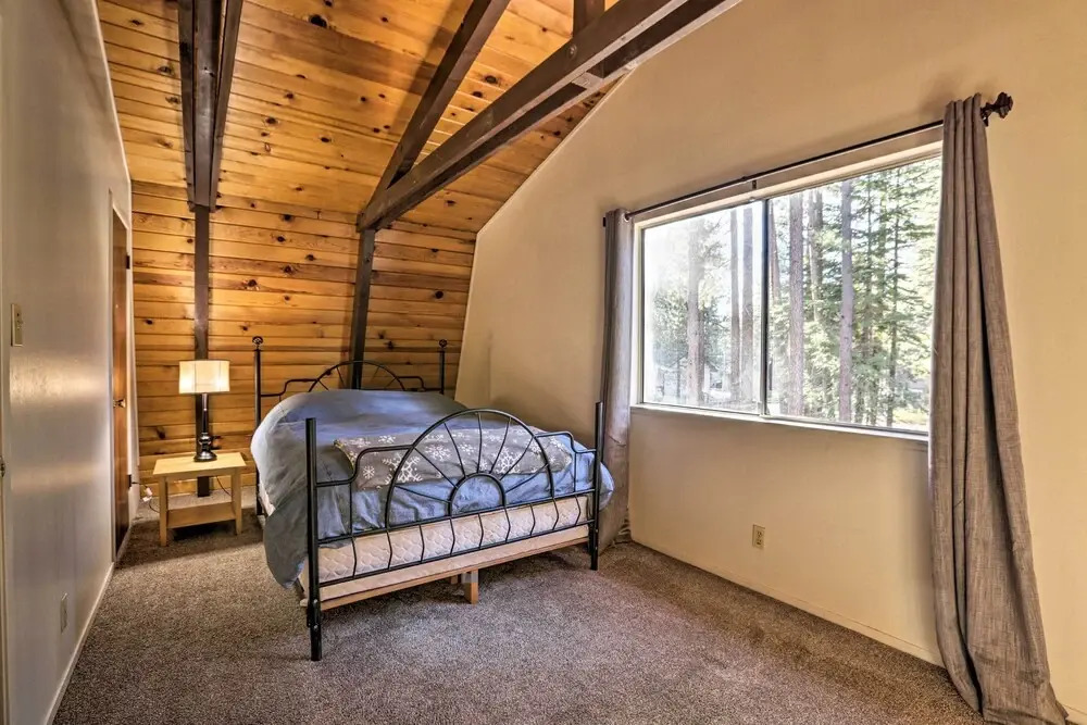 4-season Tahoe Hideaway: 1 Block to Biking!