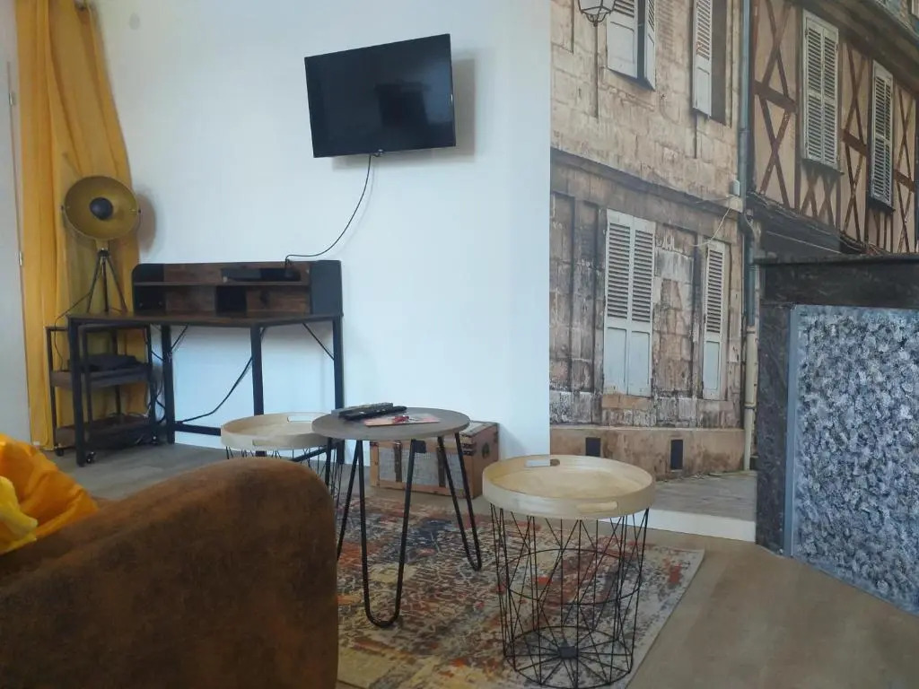 Les Volets Bleus - Au Calme avec petit Jardin et Patio - 3 appartements