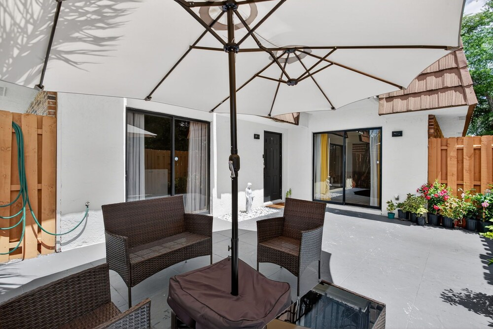 Bright & Cozy Townhome · Pool & Near Downtown