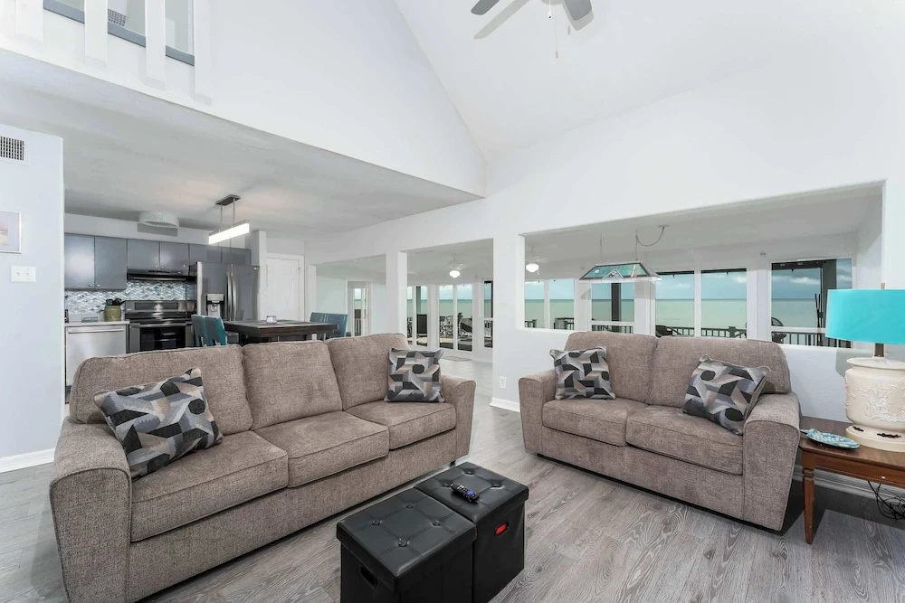 Bayside Waterfront Home With Private Patio