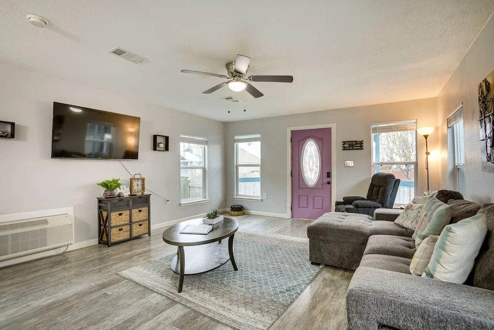 Galveston Cottage ~ 1 Mi to Beach: Pet Friendly!