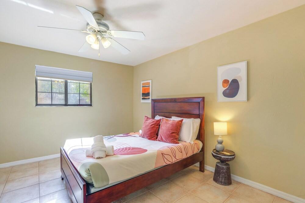 3 Mi to UF Campus: Charming Gainesville Townhome