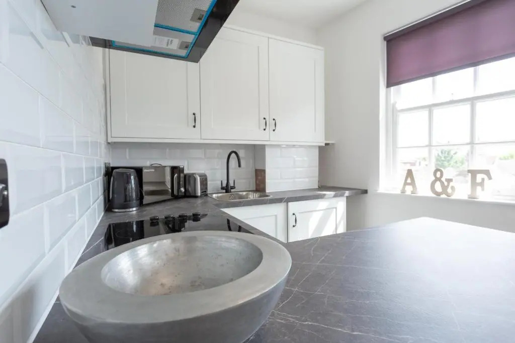 Trendy Studio with Free Parking, Walk to Beach & Shops