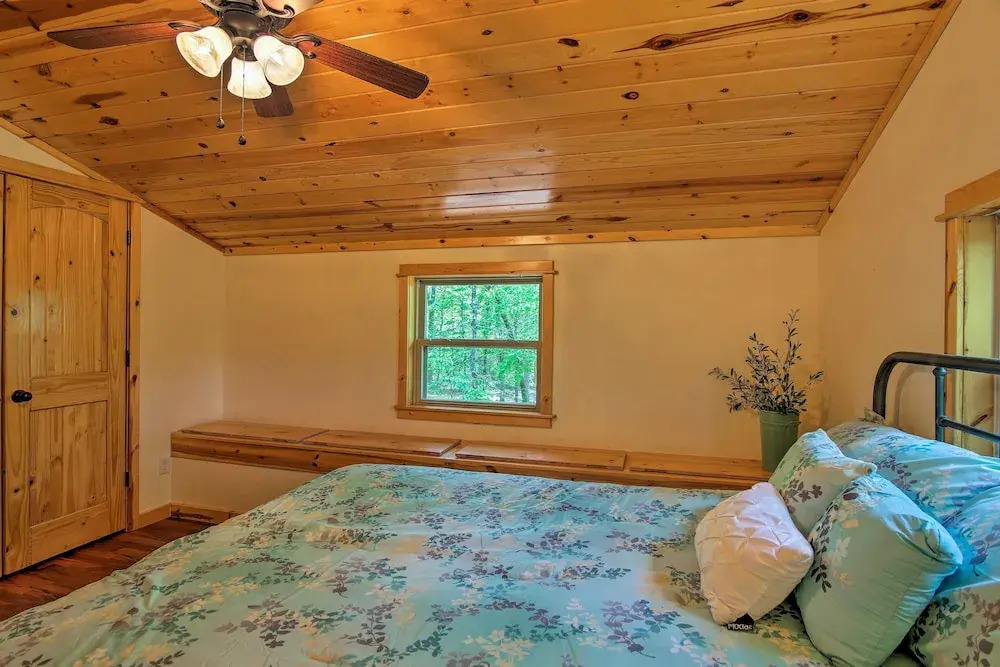 Cozy Broken Bow Cabin w/ Hot Tub - 1 Mi to Lake!