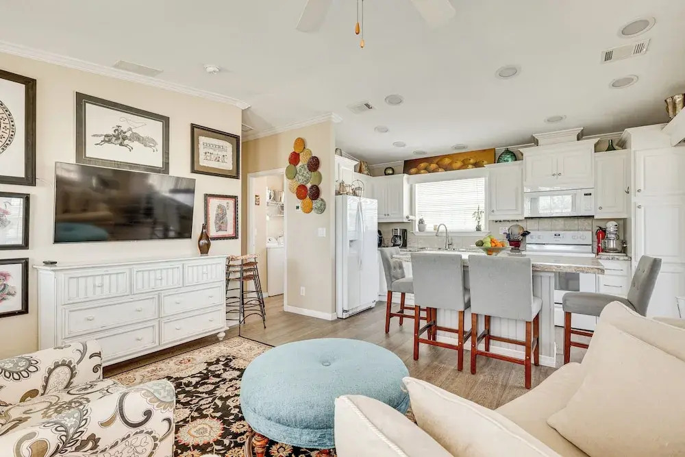 4 Mi to Fort Myers Beach: Home w/ Resort Perks!