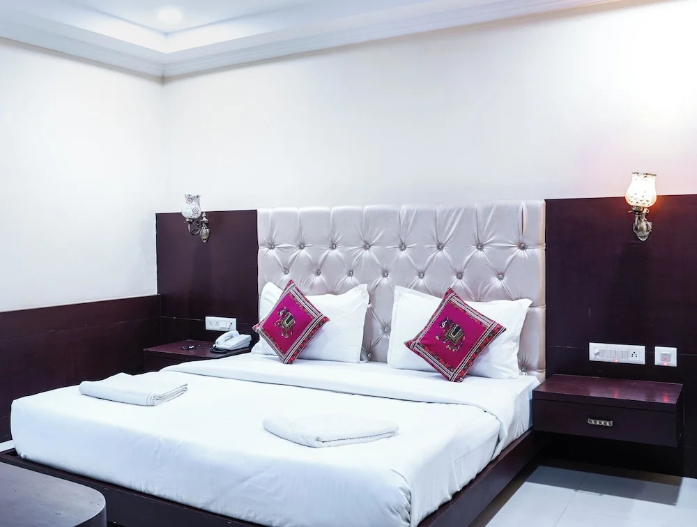 Mannat Udaipur Lakeview Boutique
