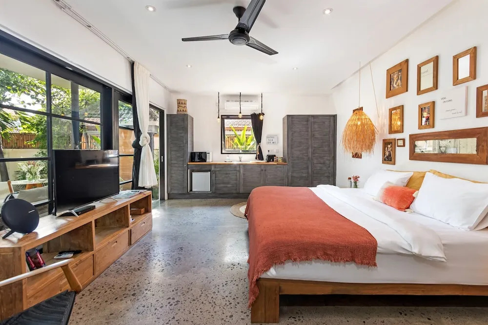 Villa Lora by Villa Finder