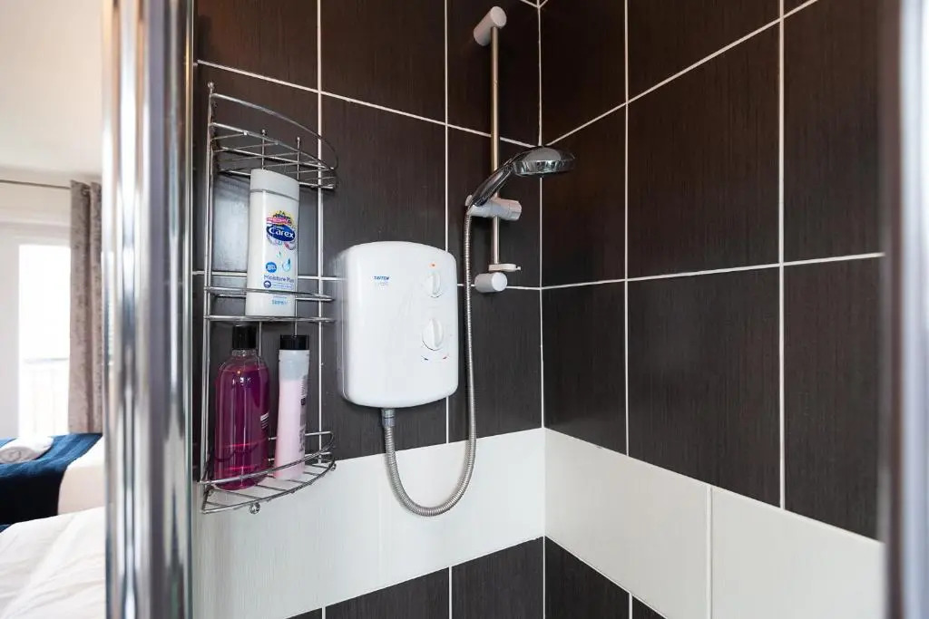 3 Bedroom 3 Bathroom House in Central Milton Keynes with Garden, Free Parking and Smart TV - Contractors, Relocation, Business Travellers