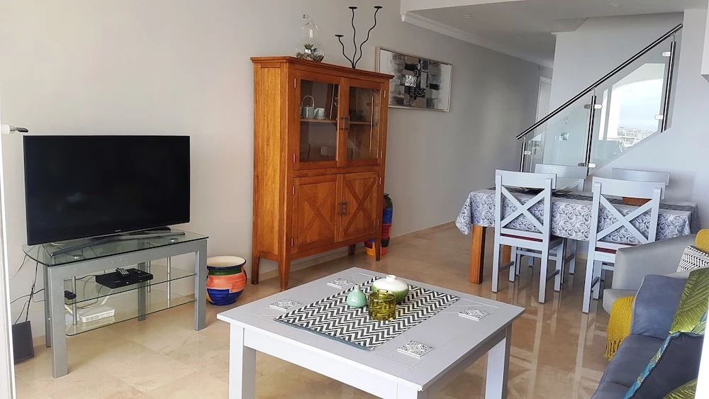 Modern 2 Bed ,2 bathroom refurbished apartment , outstanding sea and golf views