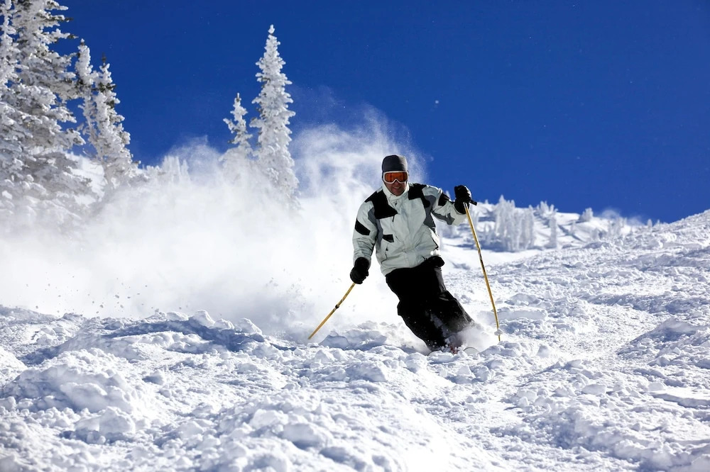 4BR 3BA Phenomenal Ski Retreat Perfectly Located by RedAwning