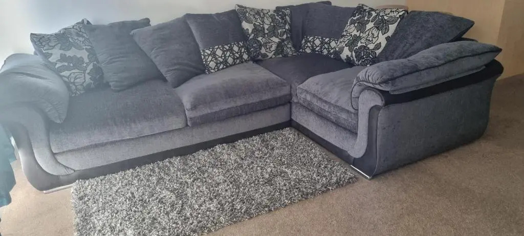 Lovely 2-bedroom flat with free parking