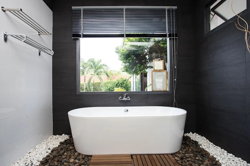 Modern 4BR Pool Villa Virginie Naiharn