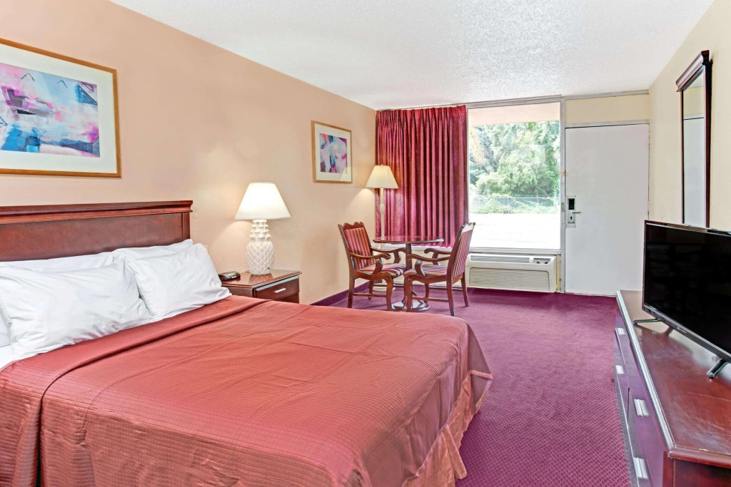 Howard Johnson by Wyndham Tropical Palms Kissimmee