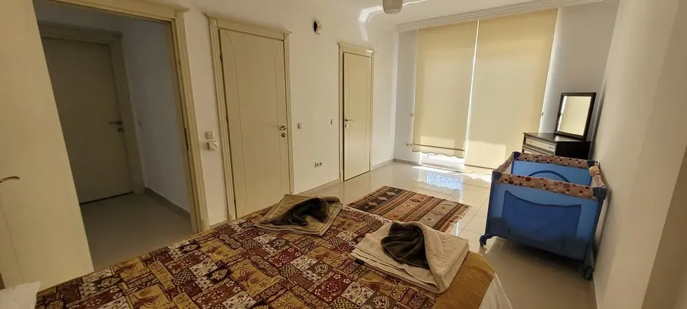 Immaculate 4-bed Villa With Large Garden and Pool