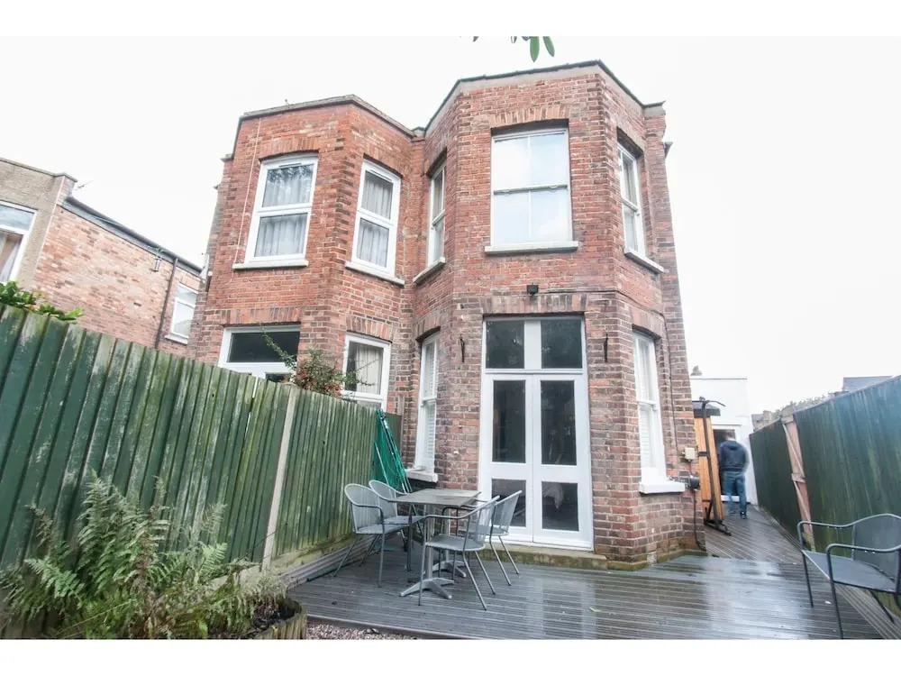 Bright & Spacious Garden Flat for 4 in London