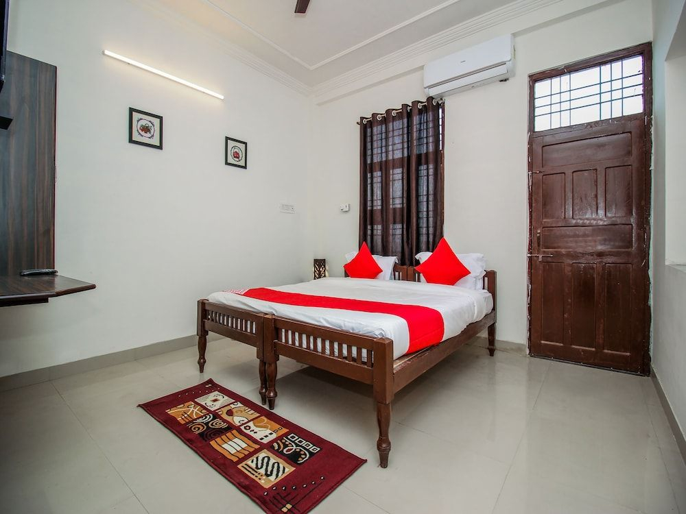 OYO 18272 Hotel Lambodar