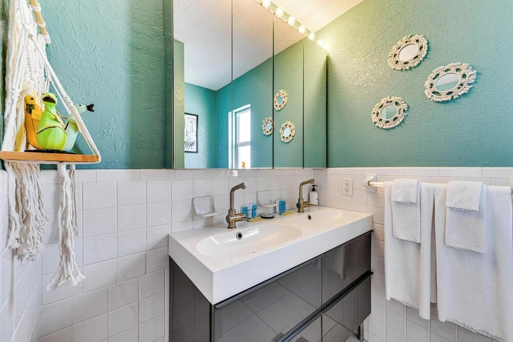 Walk to Venice Beach & Downtown! Couples Condo