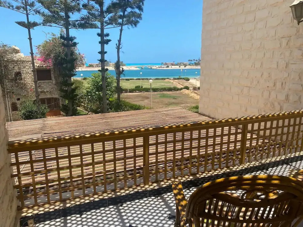 Sunny 4-Bedroom Townhouse Families Only