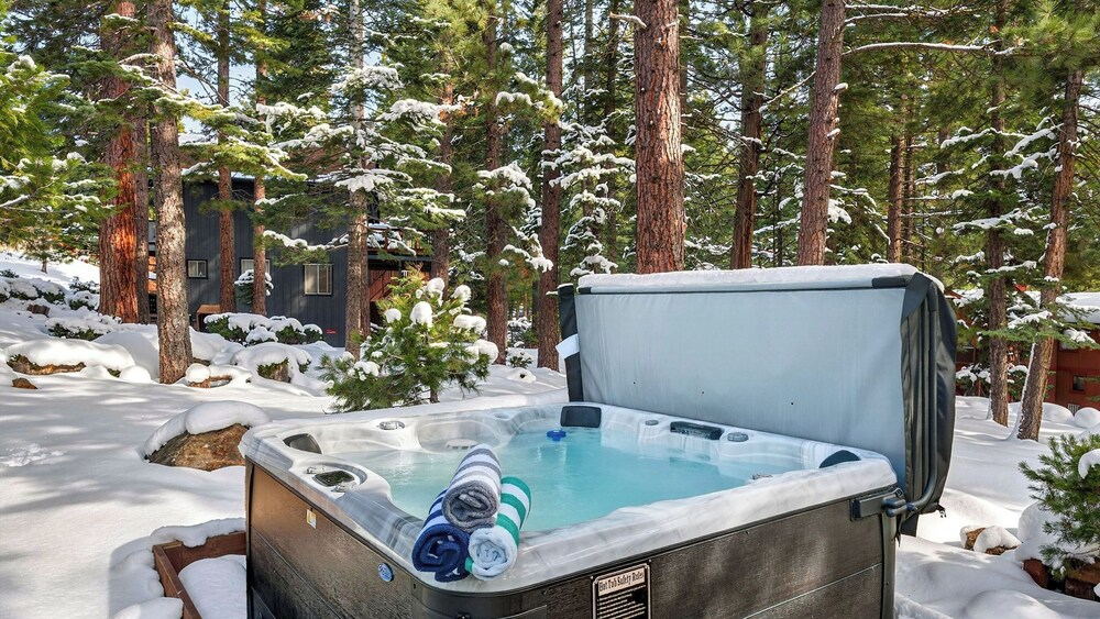 Peaceful Tahoe Retreat by Avantstay Cozy Modern Cabin Sauna, Hot Tub + Fireplace Near Lake