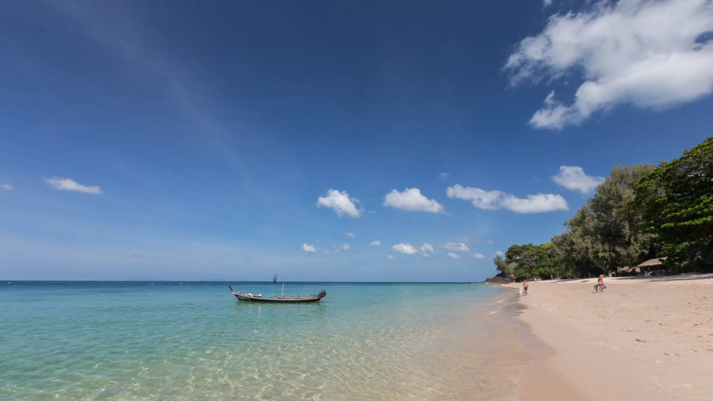 Hotel and Beach Bungalow at Lanta Resort