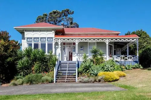 Crescent Villa - Stay Waiheke