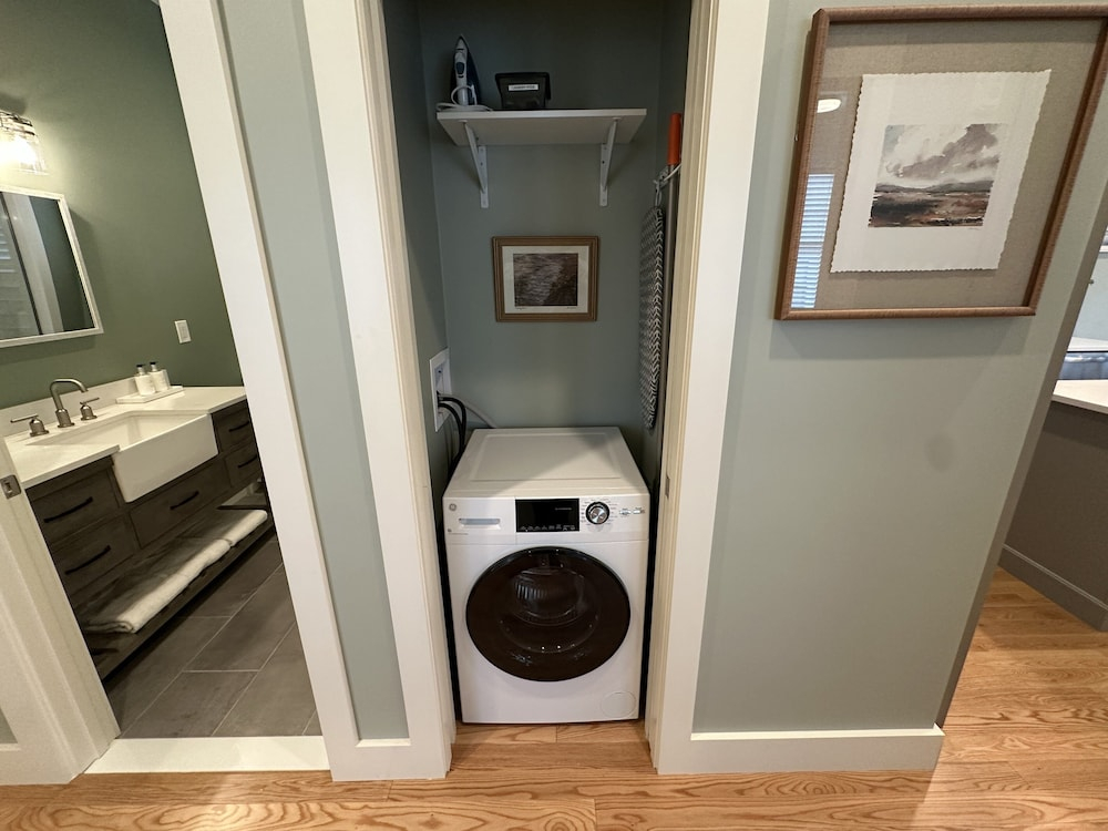 Brand New! 2 Bed W/ Private Deck 2 Bedroom Apts