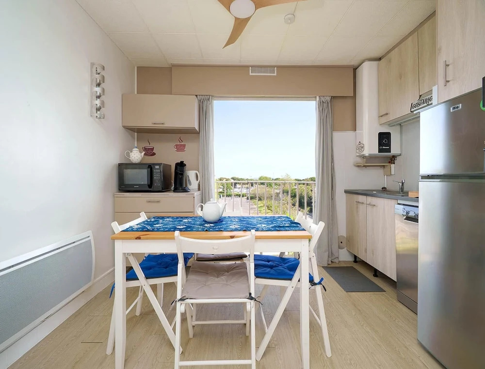 Four-person Retreat Near the Beach
