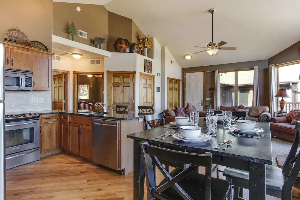 The Twin Owls 21a 2 Bedroom Condo by RedAwning