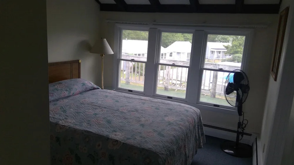 VILLAGE GREEN MOTEL