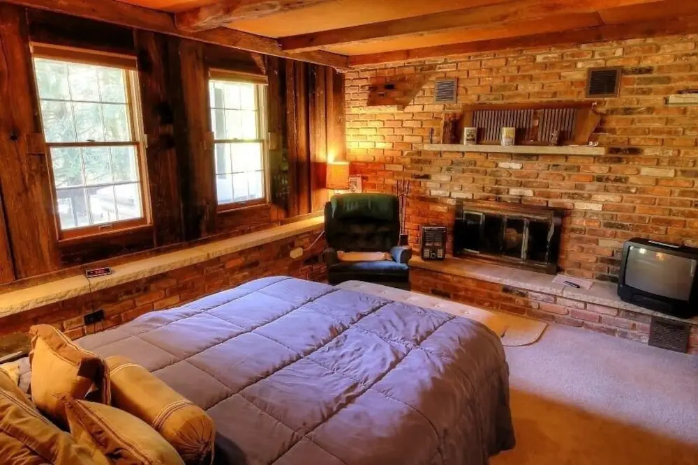 Mountain Watch 4 Bedroom Chalet by RedAwning