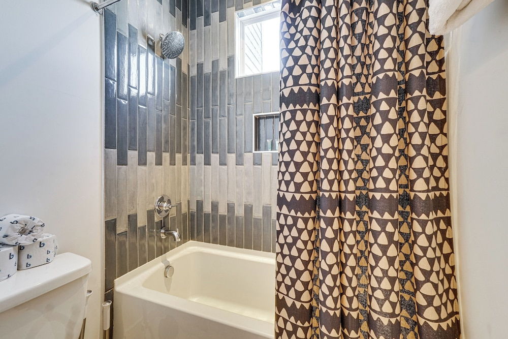 2 Mi to Broadway! Upscale Townhome in Nashville