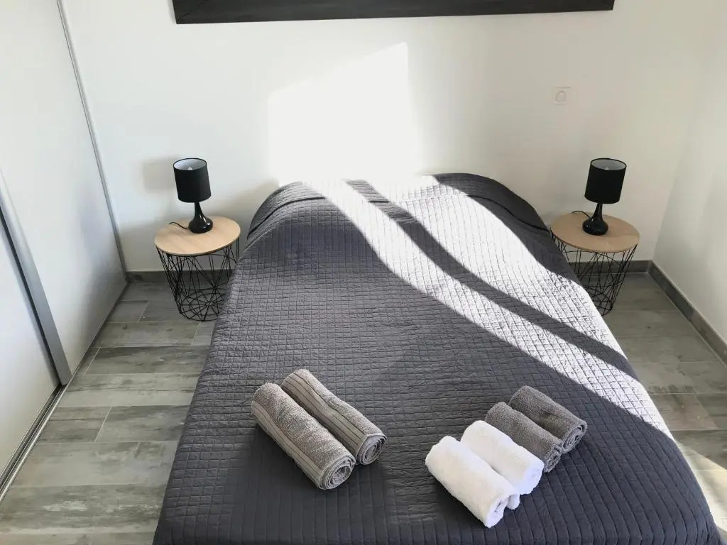 Appartement 3 pieces, refait a neuf, haut standing, piscine, mer a pieds