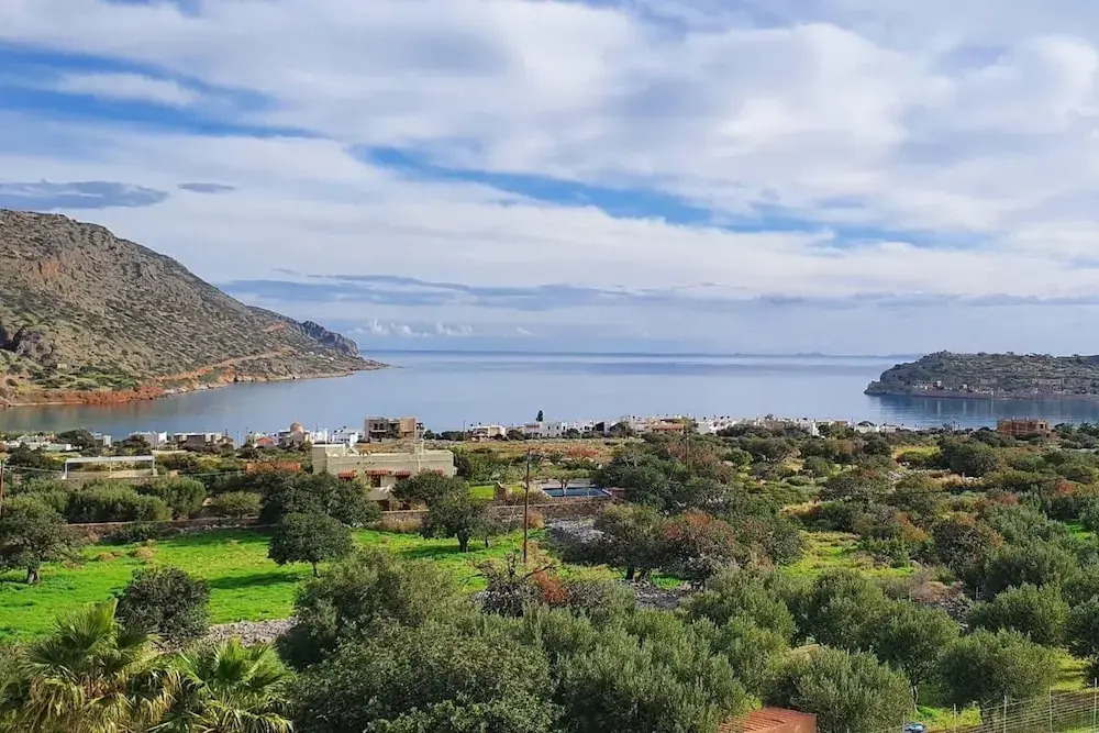 Plaka-sleeps4-parking-pool-hottub-seaviews