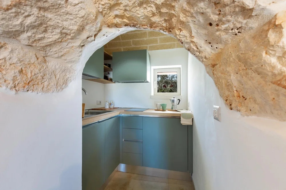 2220 Trulli Biancapetra by Perle di Puglia