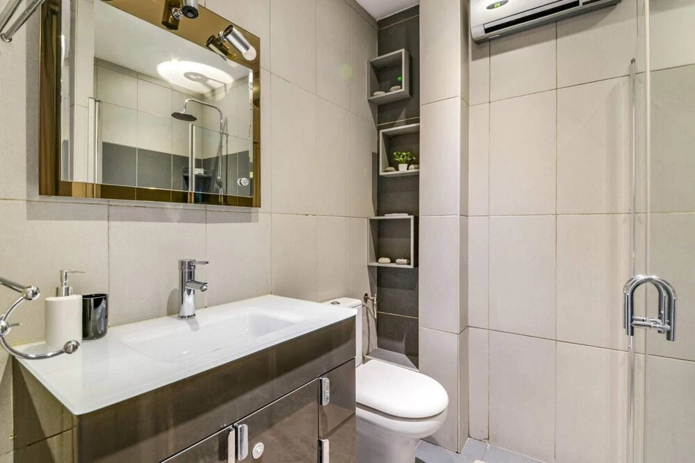 Beautiful Modern 2 Bedroom Apartment in Center