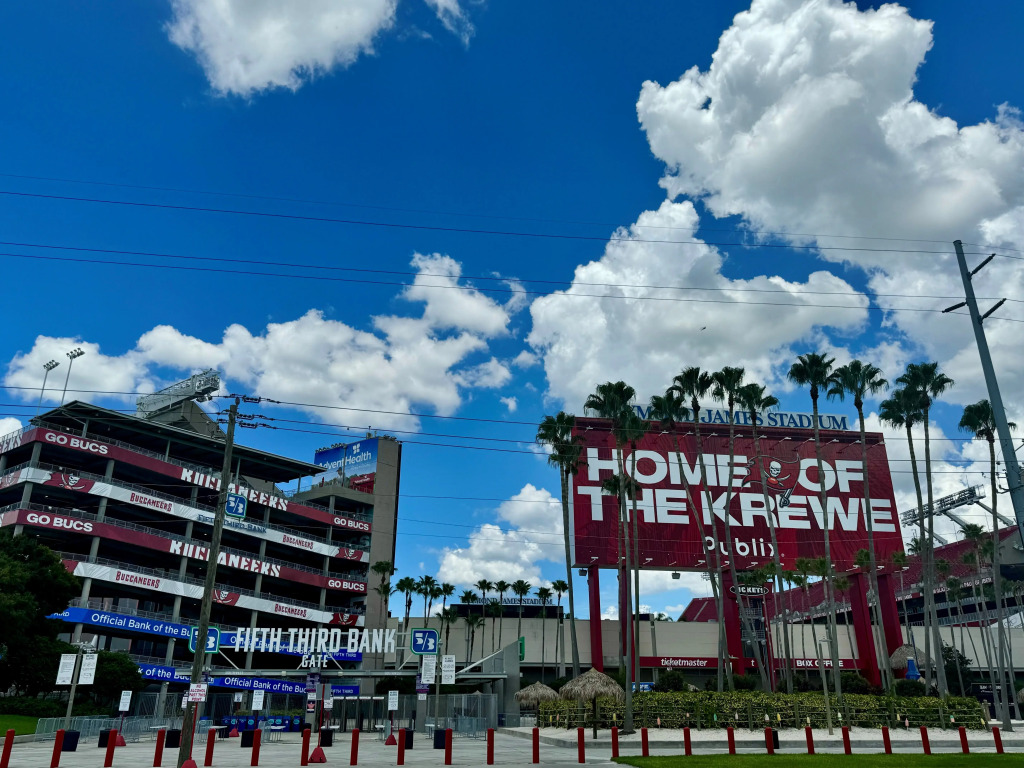 Holiday Inn Express & Suites Tampa Stadium - Airport Area by IHG