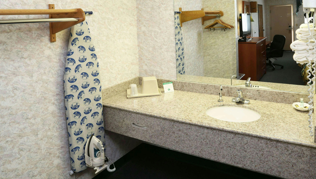 Magnuson Hotel Howell/Brighton