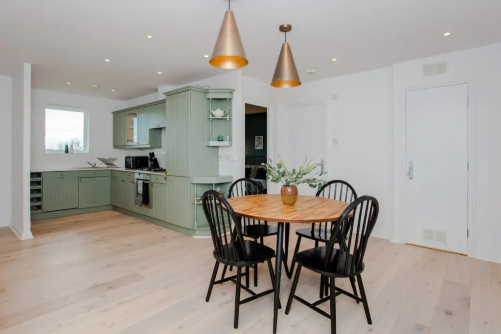 The Sparkford Gardens - Lovely 2BDR with Balcony