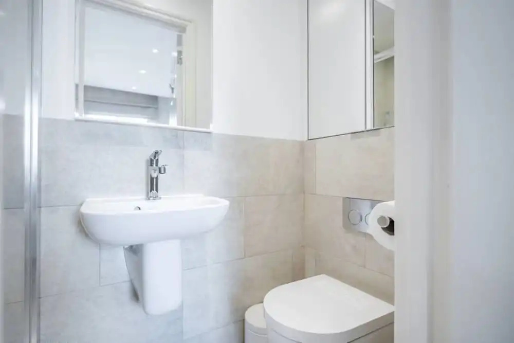 Light 2 Bedroom Flat With Roof Terrace