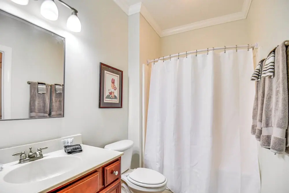 1 Mi to Uga: Charming Athens Condo w/ Balconies!