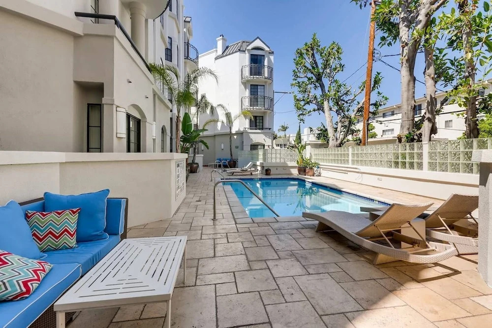 Awesome Beverly Hills A+ Penthouse Unit Across From Cedars Sinai! (BW-5)