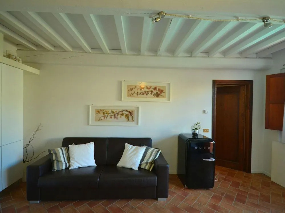 Cosy Apartment With Swimming Pool and Garden Close to Volterra and S Gimignano